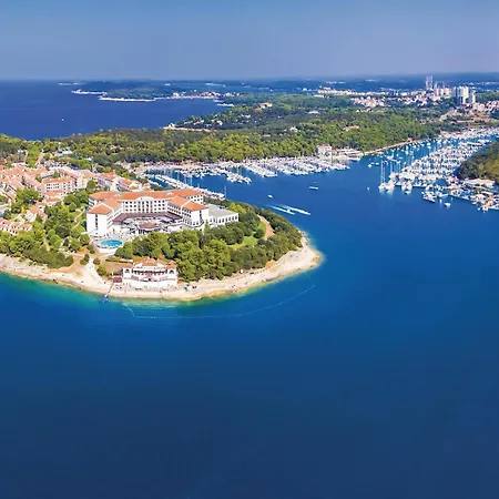 Semesterbostad 2 Bedroom Stunning In Skatari Pula