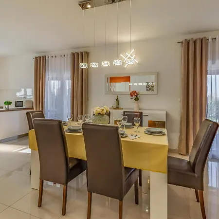 2 Bedroom Stunning In Skatari * Pula