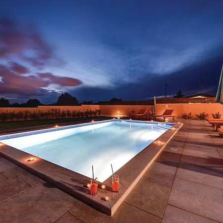 Semesterbostad 2 Bedroom Stunning In Skatari Pula