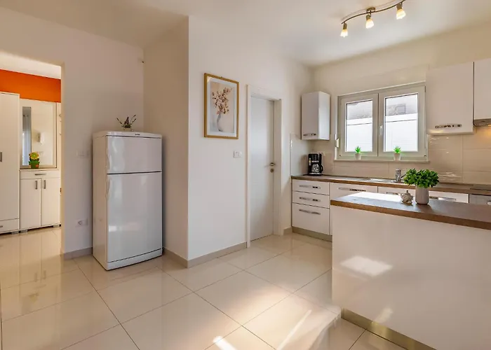 2 Bedroom Stunning In Skatari Prázdninový dům *