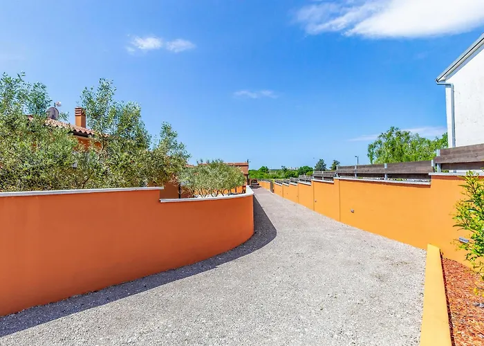 2 Bedroom Stunning Home In Skatari Holiday home