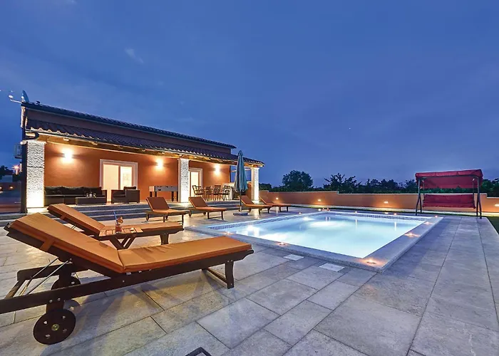 2 Bedroom Stunning Home In Skatari Pula