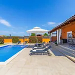 Pet Friendly Home In Skatari