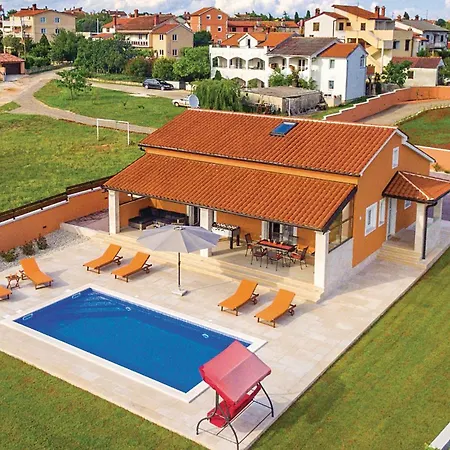 Cozy Home In Skatari With Outdoor Swimming Pool Holiday home *