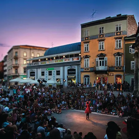 Casa vacanze 2 Bedroom Stunning In Skatari Pola