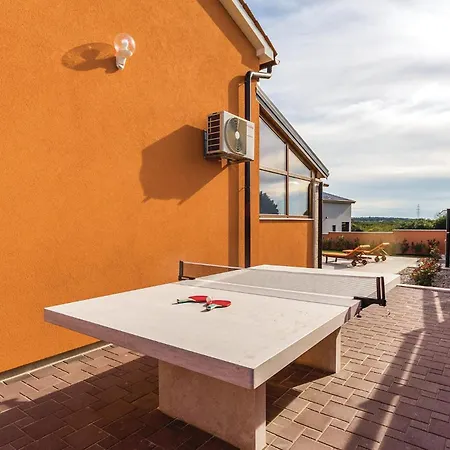 Holiday home Cozy Home In Skatari With Outdoor Swimming Pool Pula