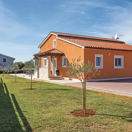 Cozy Home In Skatari With Outdoor Swimming Pool Pula
