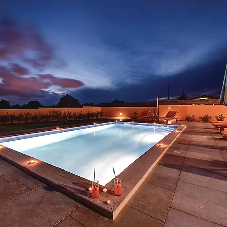 Cozy Home In Skatari With Outdoor Swimming Pool Holiday home *