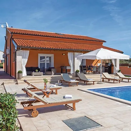 Holiday home Cozy Home In Skatari With Outdoor Swimming Pool *