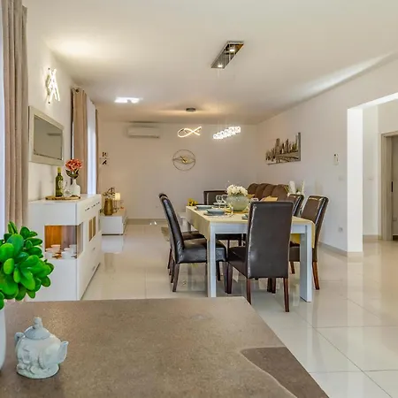 Cozy Home In Skatari With Outdoor Swimming Pool Pula