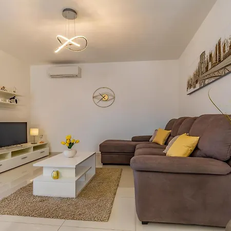 Holiday home Cozy Home In Skatari With Outdoor Swimming Pool