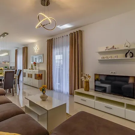 Cozy Home In Skatari With Outdoor Swimming Pool Pula