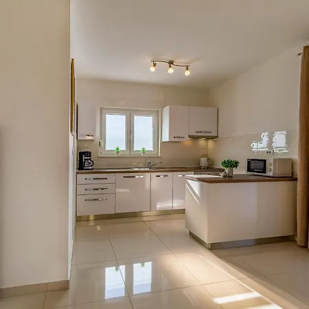 2 Bedroom Stunning In Skatari * Pola
