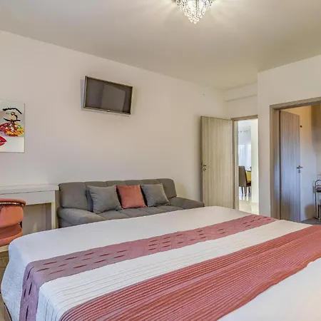 Cozy Home In Skatari With Outdoor Swimming Pool Pula
