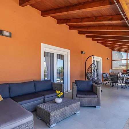 2 Bedroom Stunning In Skatari * Pola