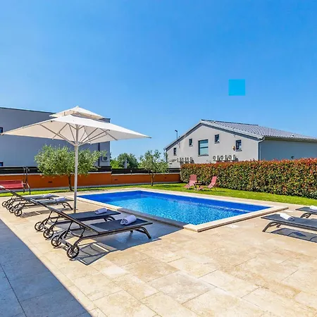 2 Bedroom Stunning In Skatari Casa vacanze Pola