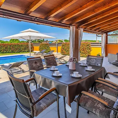 Casa vacanze 2 Bedroom Stunning In Skatari Pola