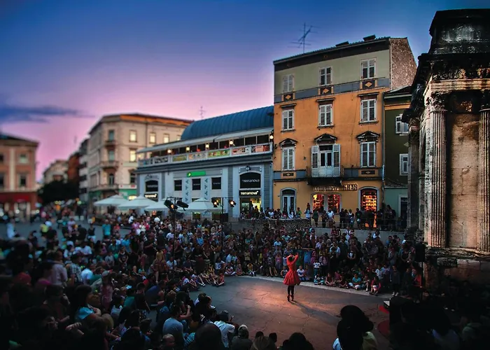 Semesterbostad 2 Bedroom Stunning In Skatari Pula