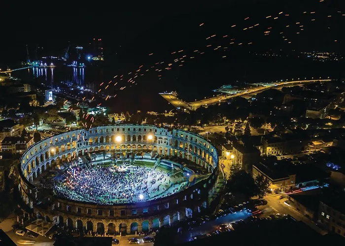 Semesterbostad 2 Bedroom Stunning In Skatari Pula