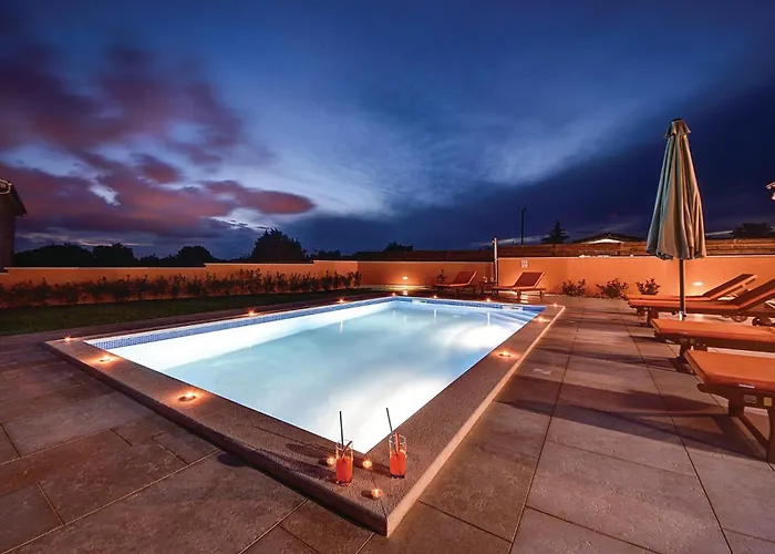 Semesterbostad 2 Bedroom Stunning In Skatari Pula