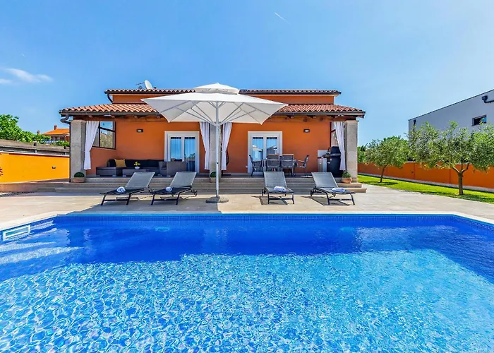 Semesterbostad 2 Bedroom Stunning In Skatari Pula