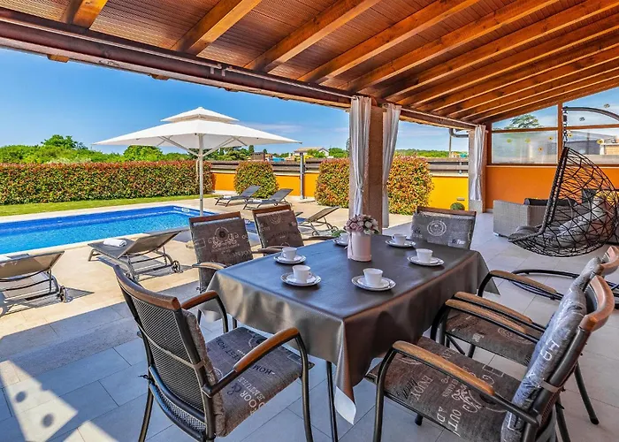 Semesterbostad 2 Bedroom Stunning In Skatari Pula