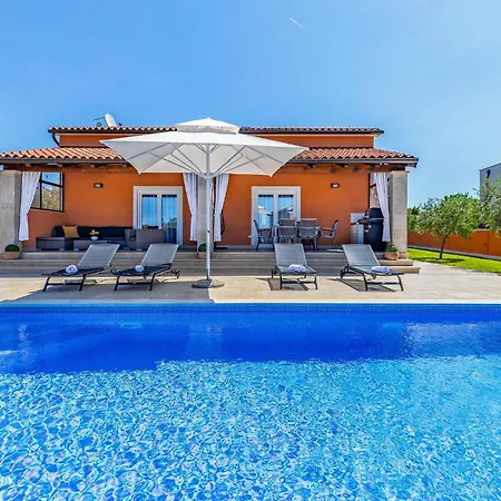 Сasa de vacaciones 2 Bedroom Stunning In Skatari Pula