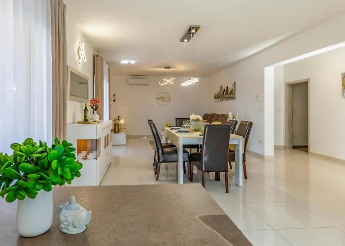 2 Bedroom Stunning Home In Skatari Pula