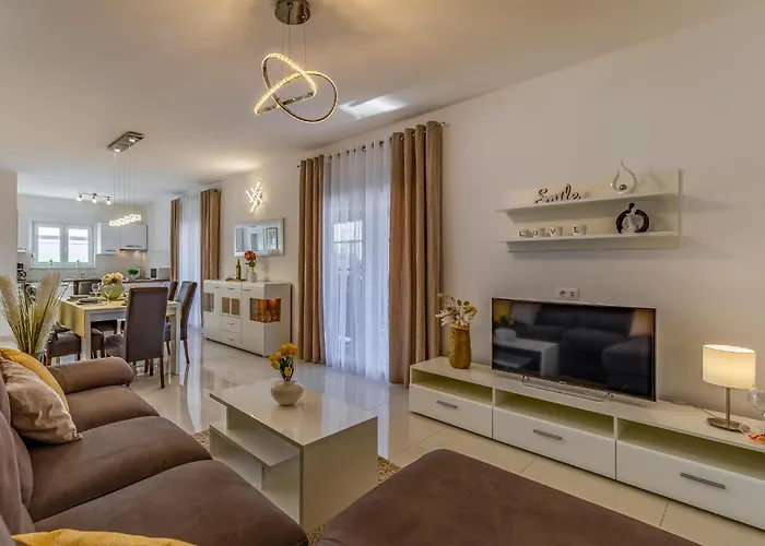 2 Bedroom Stunning Home In Skatari Pula