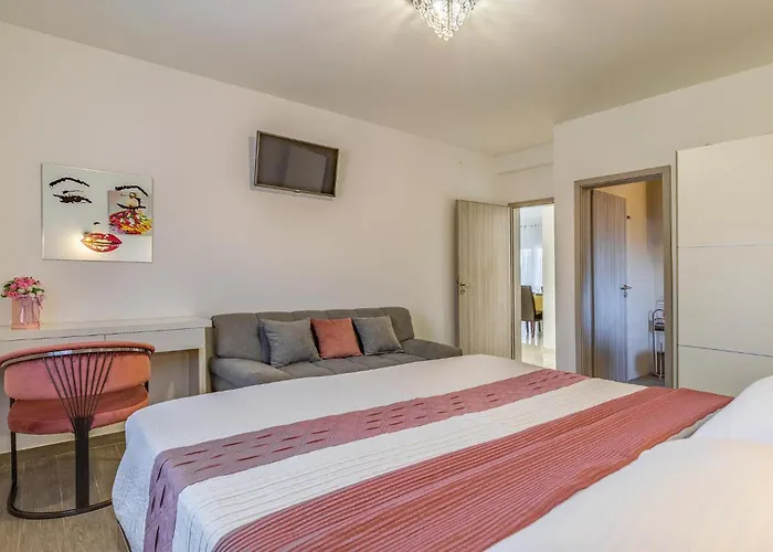 2 Bedroom Stunning Home In Skatari Pula