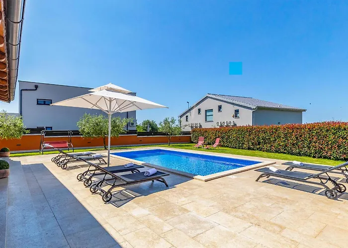 2 Bedroom Stunning Home In Skatari Holiday home Pula