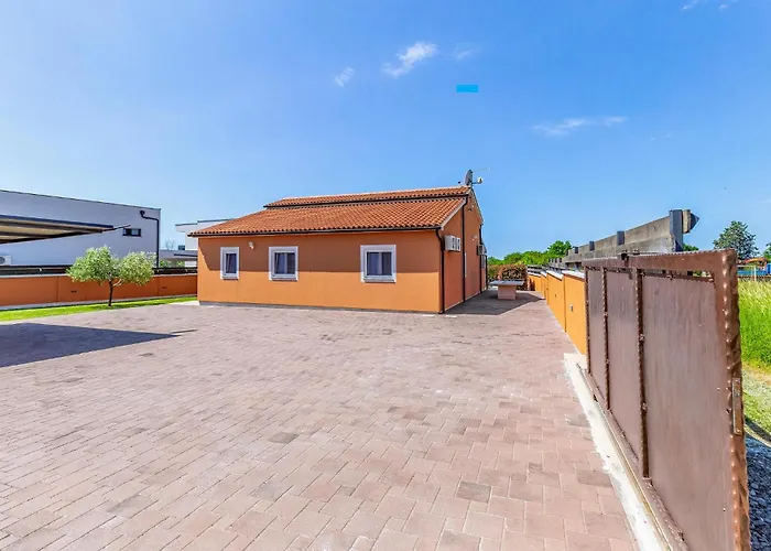 2 Bedroom Stunning Home In Skatari Holiday home