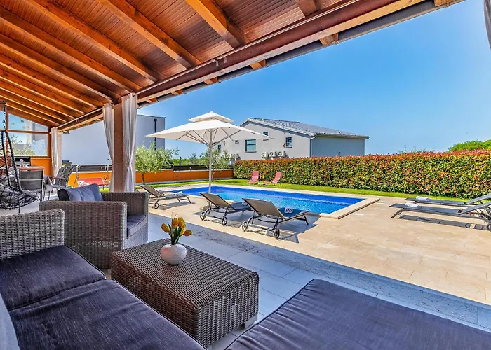 2 Bedroom Stunning Home In Skatari Holiday home Pula